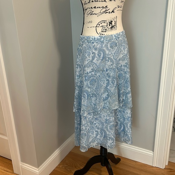 Fully lined, polyester ruffled lt blue paisley skirt by Ann Taylor, NWT. Size 6 - Picture 1 of 6